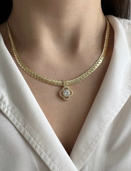 سلسال توفيستور مزين بحُلية مطلي ذهب.                     MN-043