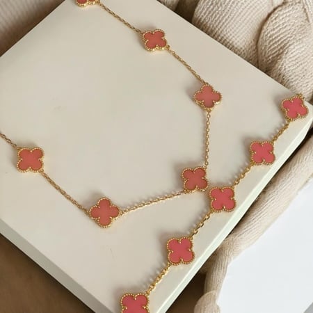 طقم مستوحى من فان كيف عبارة عن سلسال مؤلف من سبع وردات وأسوارة مؤلفة من خمس وردات لون وردي مع لوغو مطلي ذهب .                            MS-043