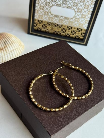 حلق دائري كبير مطلي ذهب عيار ١٤ تصميم خرزي أنيق .                 ME-089