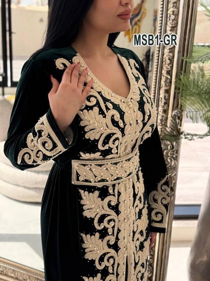 جلابيه مخمل مع بنطلون تطريز ملكى