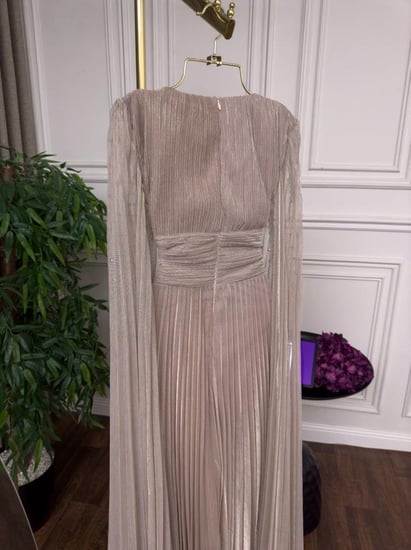 فستان بأكمام بيج