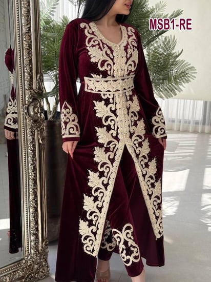 جلابيه مخمل مع بنطلون تطريز ملكى
