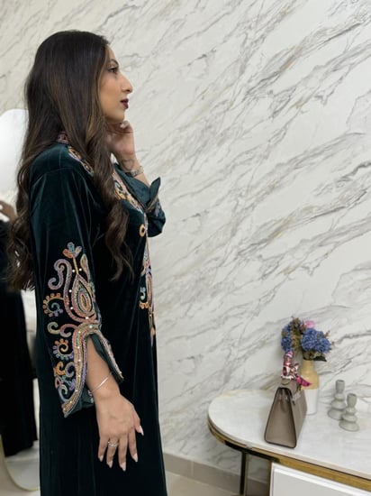 جلابيه مخمل بتطريز مورد