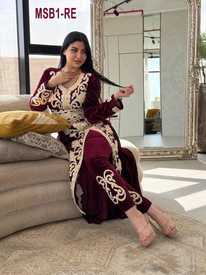 جلابيه مخمل مع بنطلون تطريز ملكى
