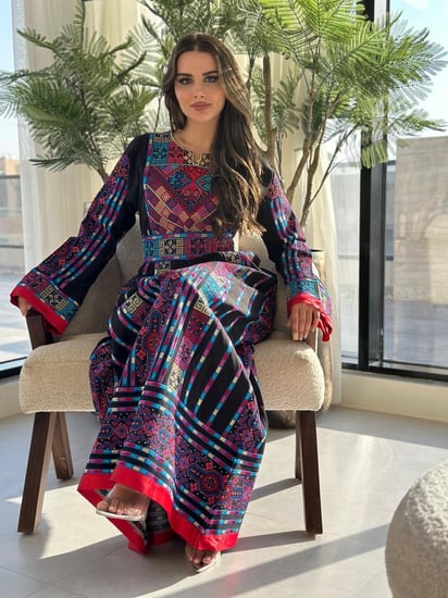 جلابيات تطريز فلسطينية احمر واسودّ وأزرق