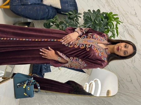 جلابيه مخمل بتطريز مورد