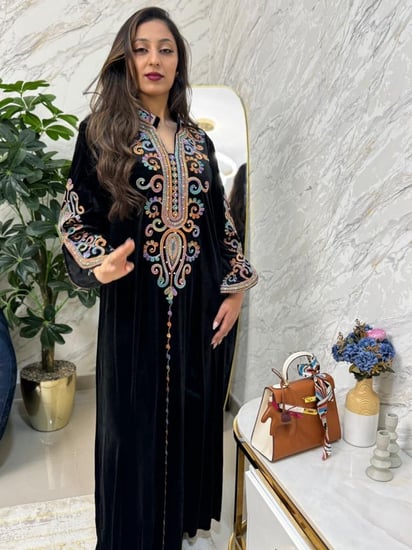 جلابيه مخمل بتطريز مورد