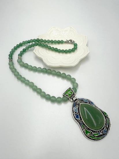 عقد وتعليقه حجر الأفنتورين الكريم الطبيعي .