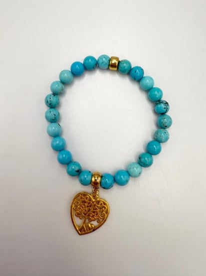 سوار حجر الفيروز الطبيعي مع تعليقة القلب الذهبية .
