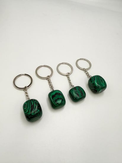 سلسله مفاتيح من حجر الملاكايت الكريم الطبيعي .