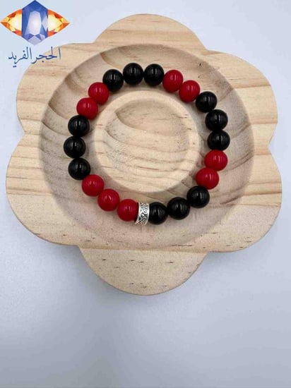 سوار حجر المرجان الأحمر الطبيعي الكريم بالتبادل مع حجر العقيق الأسود الطبيعي الكريم .