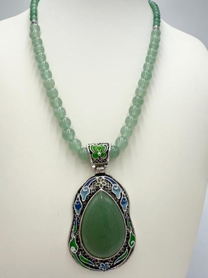 عقد وتعليقه حجر الأفنتورين الكريم الطبيعي .