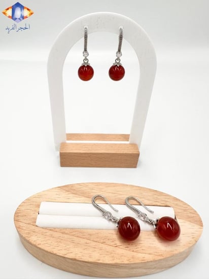 حلق من الفضه وحجر الروبي الطبيعي الكريم .