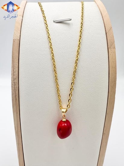 تعليقه حجر المرجان الأحمر الدافئ الطبيعي الخام مع سلسال ذهبي.