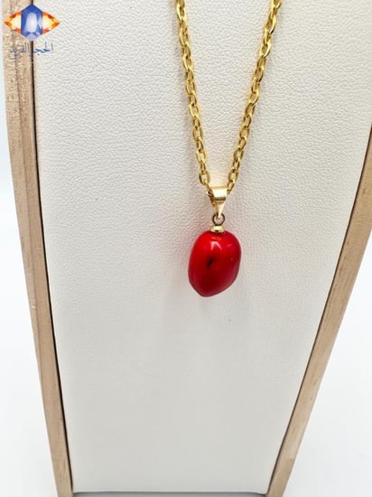 تعليقه حجر المرجان الأحمر الدافئ الطبيعي الخام مع سلسال ذهبي.