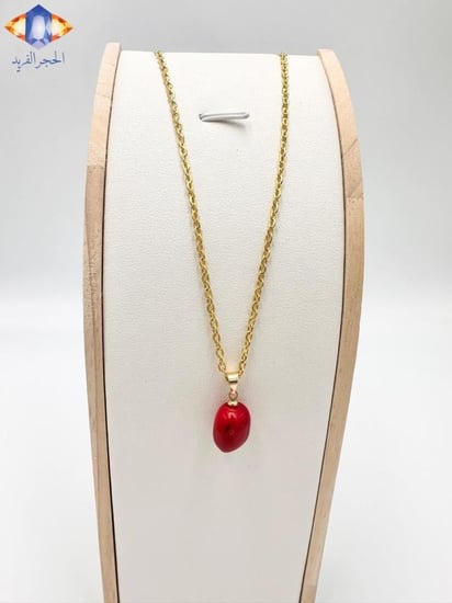 تعليقه حجر المرجان الأحمر الدافئ الطبيعي الخام مع سلسال ذهبي.