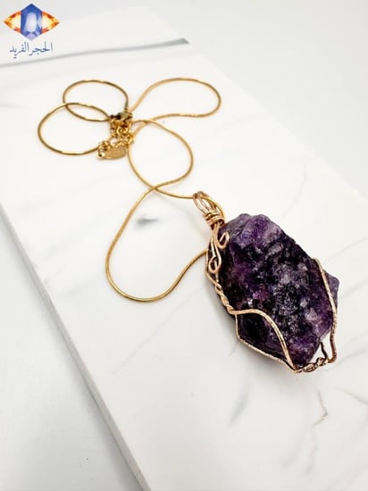 تعليقه حجرالجمشت (الأماثيست) الطبيعي الخام مع سلسال ذهبي .