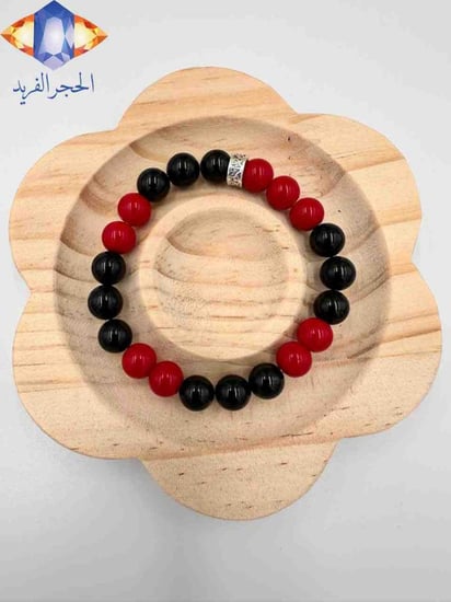 سوار حجر المرجان الأحمر الطبيعي الكريم بالتبادل مع حجر العقيق الأسود الطبيعي الكريم .