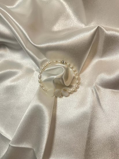 سوار لؤلؤ المياه العذبه  الطبيعي المميز يتوسطها قلوب اللؤلؤ الصدفي الطبيعي.