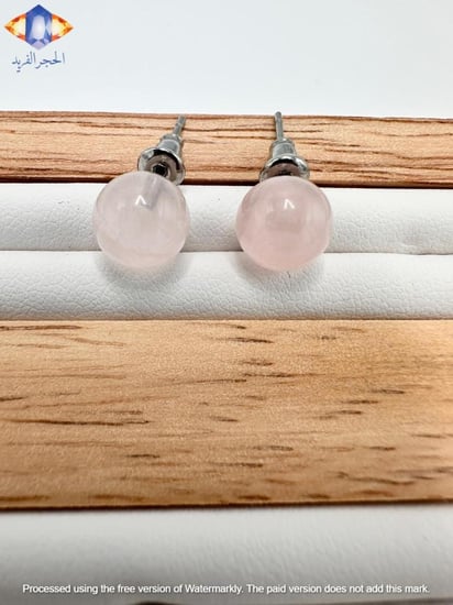 حلق من حجر الكوارتز الوردي الطبيعي الكريم .