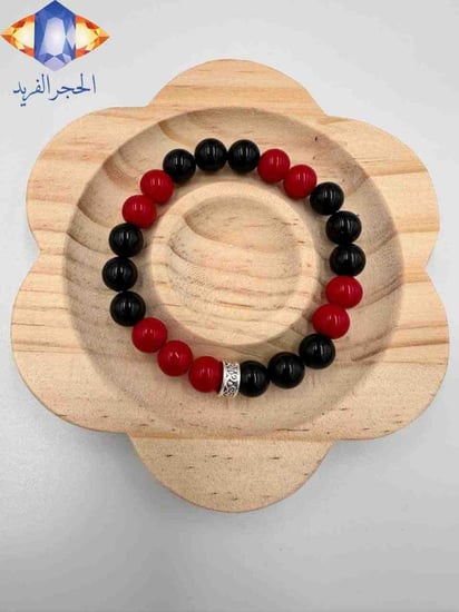 سوار حجر المرجان الأحمر الطبيعي الكريم بالتبادل مع حجر العقيق الأسود الطبيعي الكريم .