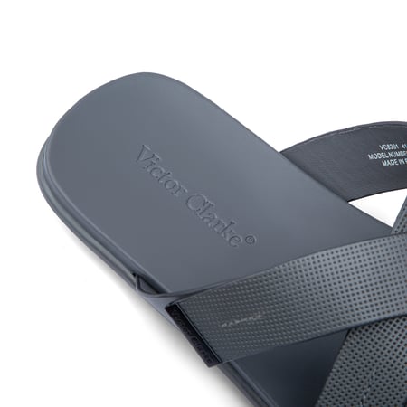 نعال لون رصاصي ماركه فيكتور كلارك