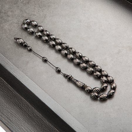 سبحة مميزة أسود سادة مع نقوش فضية