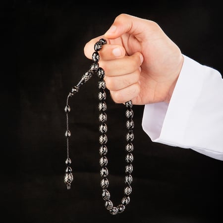 سبحة مميزة أسود سادة مع نقوش فضية