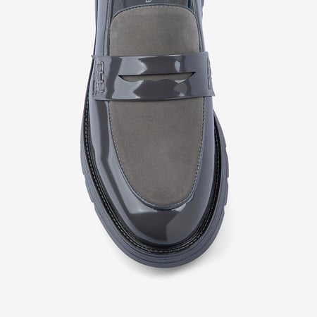 حذاء لوفر رمادي غامق جلد لامع ومخمل