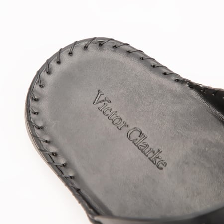 مداس جلد أسود أنيق من فيكتور كلارك