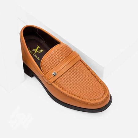 حذاء رسمي كلاسيكي طبي من ماركة فيكتور كلارك عسلي بنقشة مربعة