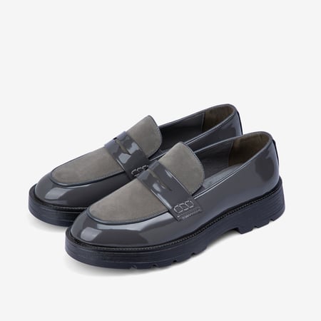 حذاء لوفر رمادي غامق جلد لامع ومخمل