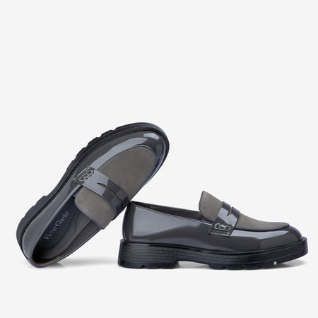 حذاء لوفر رمادي غامق جلد لامع ومخمل