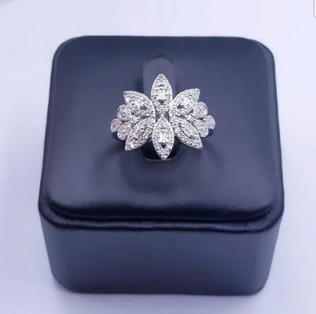 طقم زركون فضي مناسبات تصميم ألماس