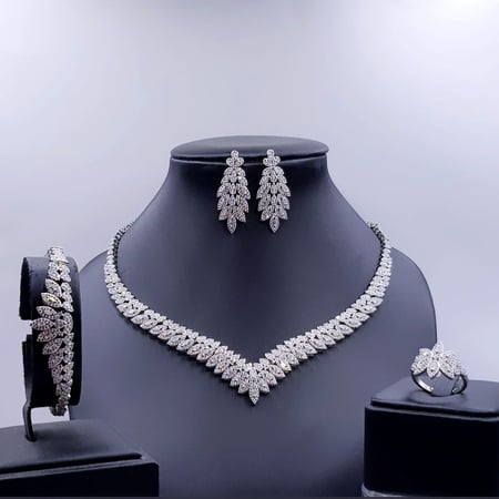 طقم زركون فضي مناسبات تصميم ألماس
