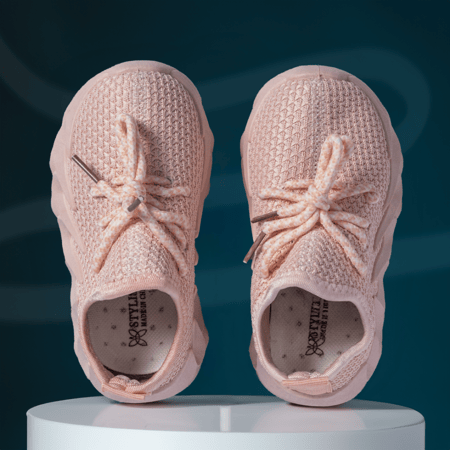 حذاء رياضي بلون بينك