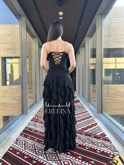 صورة فستان سهرة اسود فخم مع حبال ظهر.