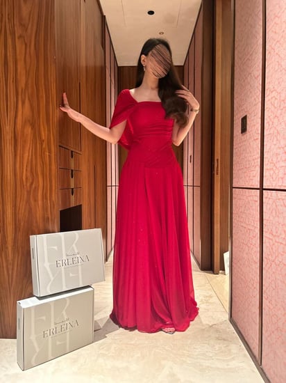 فستان احمر شيفون ناعم بلمعة ساحرة يعكس الأناقة الملكية