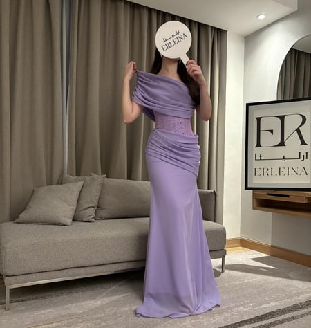 فستان موف ناعم بكسرات انثوية جذابة