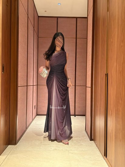 فستان موف فاتح بقصة طويلة تبرز جمال القوام