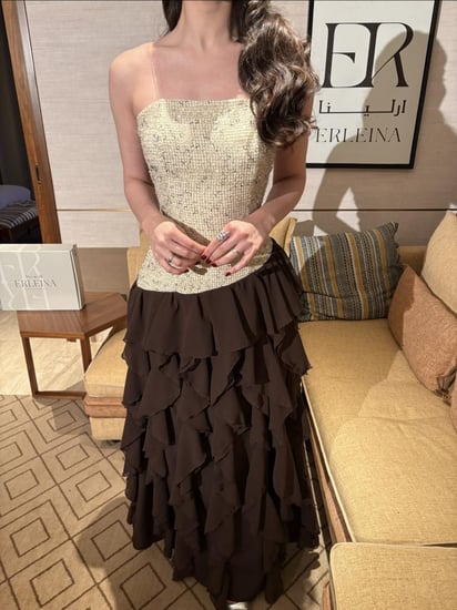 فستان بني للسهرة تنورة كشكش طبقات.