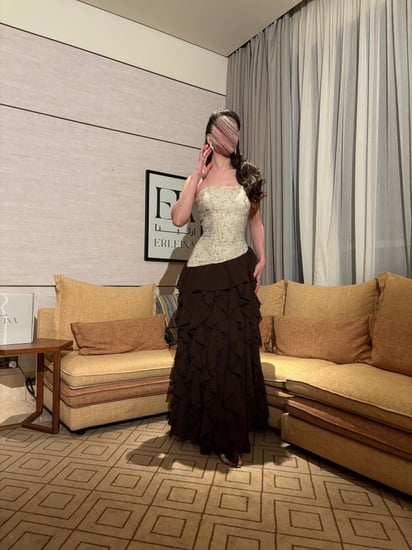 فستان بني طبقات مع توب ترتر من ارلينا.