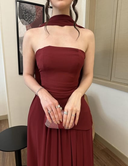 فستان لون عودي مع شال رقيق يمنحك هالة من الفخامة الراقية