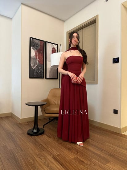 تنسيق فستان عودي سهرة لطلة تفيض بالانوثة والثقة العالية