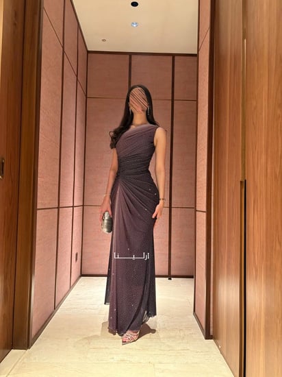 فستان سهرة موف مموج بتصميم يجمع بين الفخامة والراحة