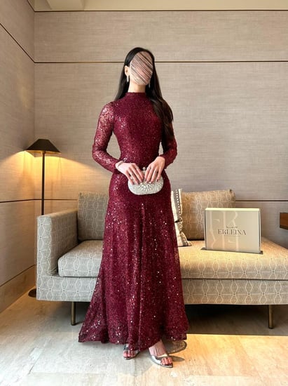 اللمعة البراقة لقماش الترتر على فستان عودي غامق تزيد من جاذبية اطلالتك