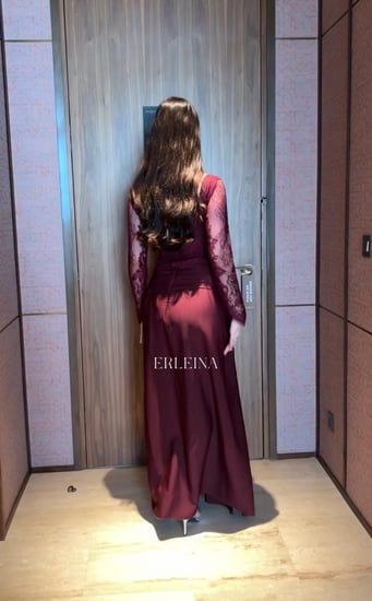 فستان سهرة ناعم برغندي طويل باكمام من الدانتيل والباربي المميز جدا