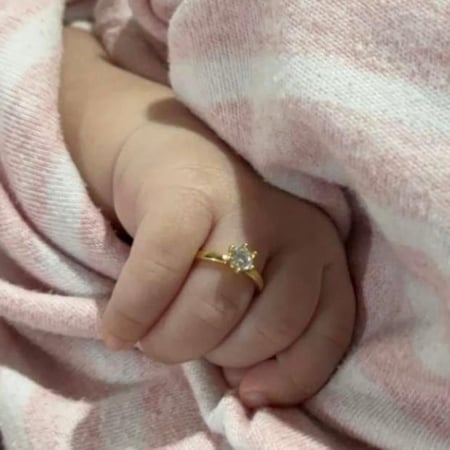 خاتم المواليد وحديثي الولادة الذهبي والفاخر ,مزينة بقطعة كريستال براق ,مناسبة للإهداء