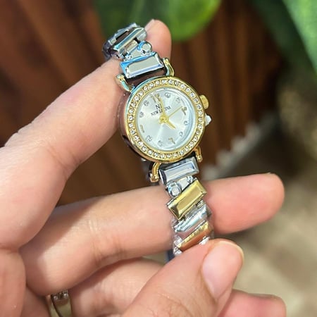 ساعة للأطفال بمقبض جذاب مع كريستال براق ولافت ,الحديد الصلب ,ثبات اللون ,مناسبة للحفلات والاعياد والحياة اليومية