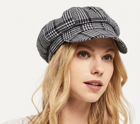 قبعه اسود وابيض بنقش